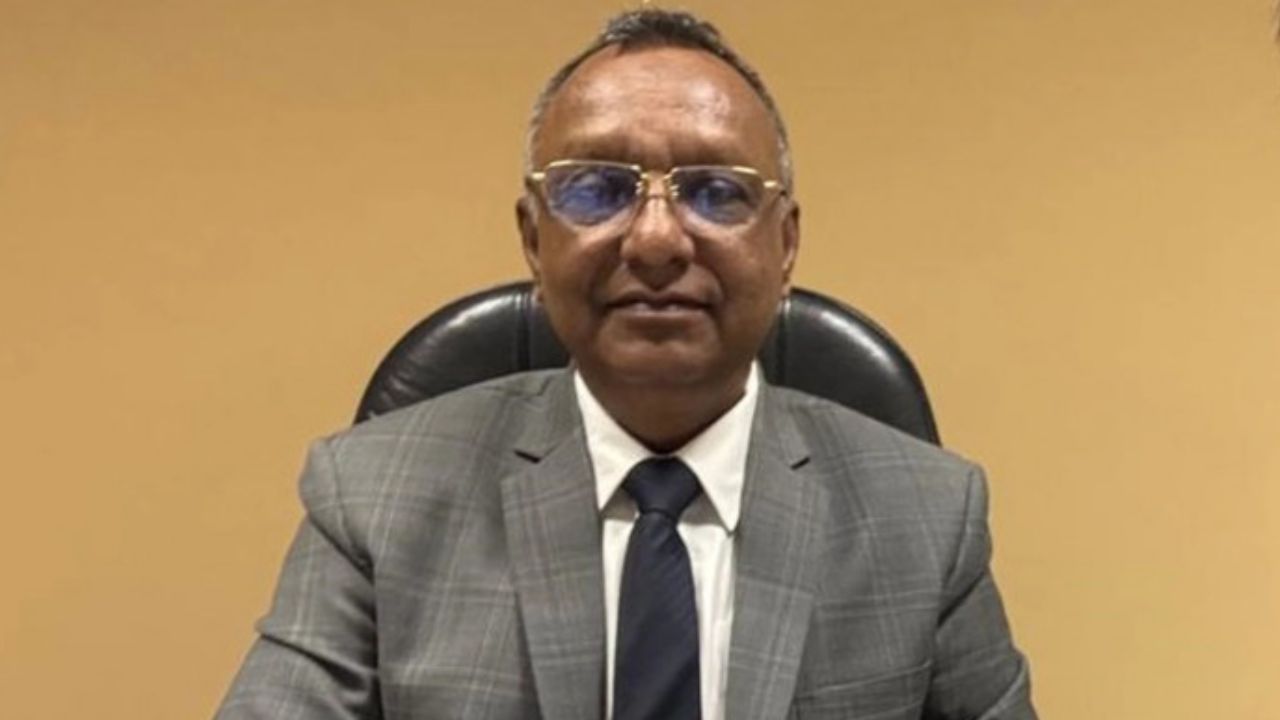 গভর্নরের বাধ্যতামূলক ছুটির নির্দেশ থাকা সত্ত্বেও অফিস করছেন বিএফআইইউ প্রধান